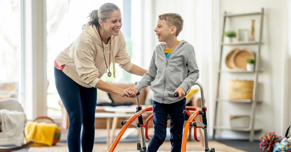 Moeder ondersteunt haar zoon bij mobiliteitsoefeningen in de gehandicaptenzorg